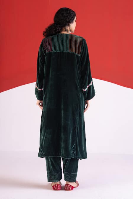 TA’Assur Eza Velvet Embroidered Phiran Kurta
