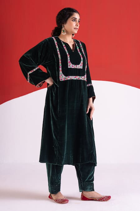 Shop_TA’Assur_Green Velvet Embroidery, Sequins Split V-neck Eza Phiran Kurta 