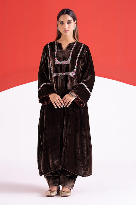 TA’Assur Eza Velvet Embroidered Phiran Kurta