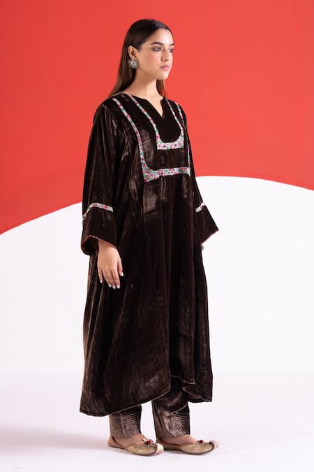 Buy_TA’Assur_Brown Velvet Embroidery, Sequins, Beads Split V-neck Eza Phiran Kurta 