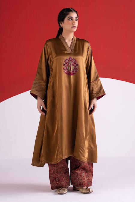TA’Assur Nikhar Floral Embroidered Phiran Kurta
