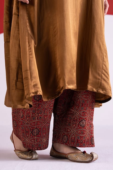 Buy_TA’Assur_Brown Embroidery, Sequins, Beads V-neck Nikhar Floral Phiran Kurta 