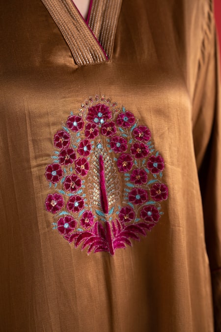Shop_TA’Assur_Brown Embroidery, Sequins, Beads V-neck Nikhar Floral Phiran Kurta 