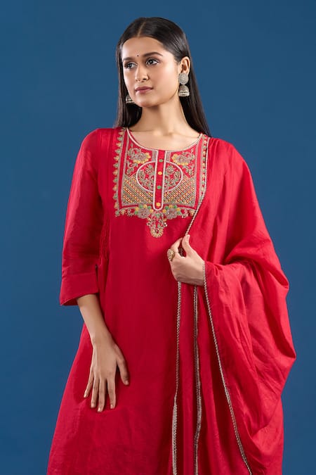 Samyukta Singhania Red Chanderi, Shantoon Embroidery, Beads, Lace Round Neck Mul Anarkali Set Online at Aza Fashions Samyukta Singhania_Red Chanderi, Shantoon Embroidery, Beads, Lace Round Neck Mul Anarkali Set _Online_at_Aza_Fashions