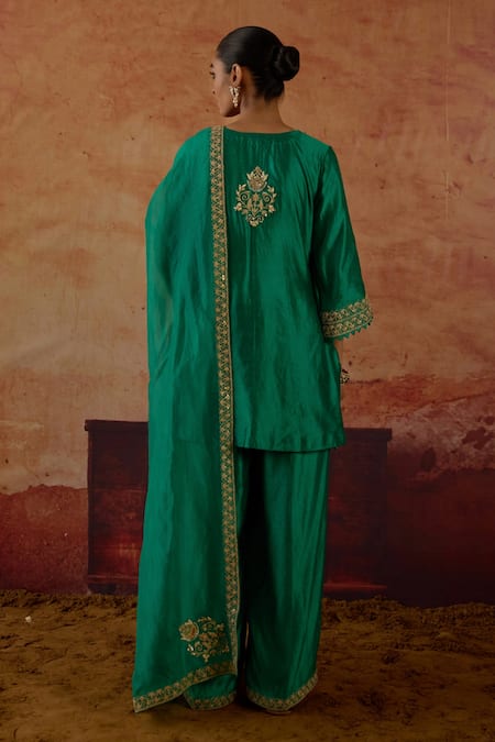 Shop Vinita Bhansali Green , Organza Embroidery, Zari, Sequins Split V-neck Vanhi Kurta Set at Aza Fashions Shop_Vinita Bhansali_Green , Organza Embroidery, Zari, Sequins Split V-neck Vanhi Kurta Set _at_Aza_Fashions
