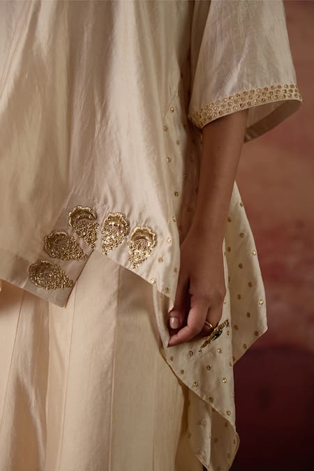 Vinita Bhansali_Off White Silk Embroidery, Zari V-neck Aabhya Peplum Top With Sharara _Online_at_Aza_Fashions