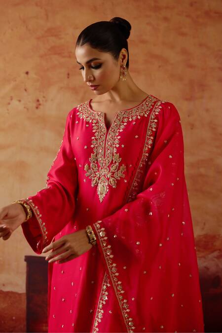 Vinita Bhansali Red , Organza Embroidery, Sequins Split V-neck Eka Kurta Set Online at Aza Fashions Vinita Bhansali_Red , Organza Embroidery, Sequins Split V-neck Eka Kurta Set _Online_at_Aza_Fashions