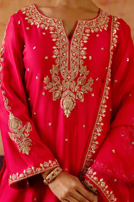 Shop Vinita Bhansali Red , Organza Embroidery, Sequins Split V-neck Eka Kurta Set Online at Aza Fashions Shop_Vinita Bhansali_Red , Organza Embroidery, Sequins Split V-neck Eka Kurta Set _Online_at_Aza_Fashions