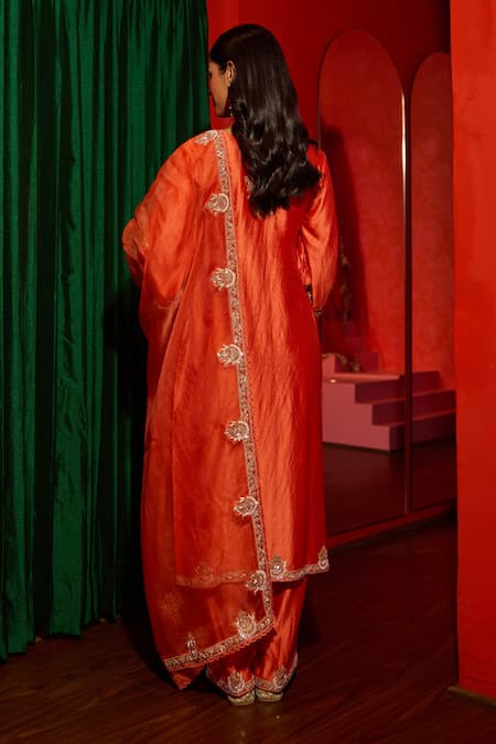 Shop Vinita Bhansali Orange , Organza Embroidery, Sequins, Zari V-neck Saanjh Kurta Set at Aza Fashions Shop_Vinita Bhansali_Orange , Organza Embroidery, Sequins, Zari V-neck Saanjh Kurta Set _at_Aza_Fashions