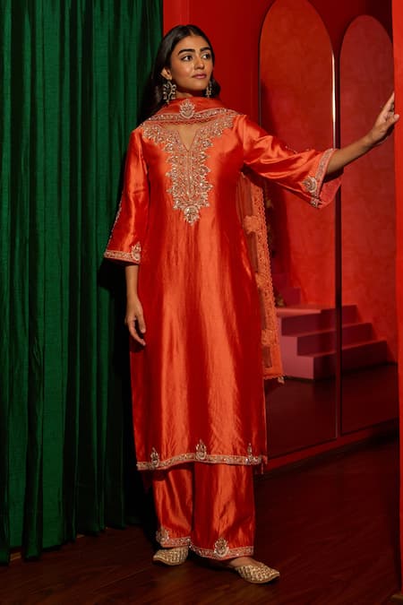 Shop Vinita Bhansali Orange , Organza Embroidery, Sequins, Zari V-neck Saanjh Kurta Set Online at Aza Fashions Shop_Vinita Bhansali_Orange , Organza Embroidery, Sequins, Zari V-neck Saanjh Kurta Set _Online_at_Aza_Fashions