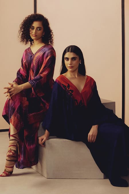 Kavya Singh Kundu Purple Silk Embroidery V-neck Len Kaftan at Aza Fashions Kavya Singh Kundu_Purple Silk Embroidery V-neck Len Kaftan _at_Aza_Fashions
