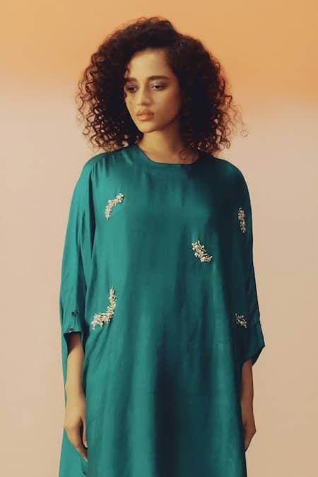 Buy_Kavya Singh Kundu_Green Silk Embroidery Round Neck Hank Kurta And Pant Set _Online_at_Aza_Fashions