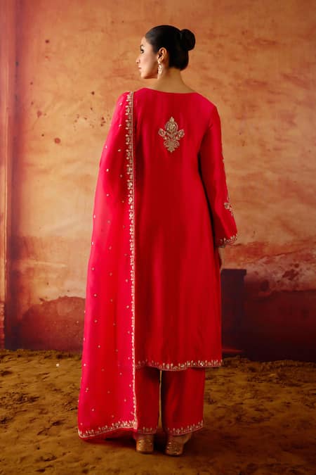 Shop Vinita Bhansali Red , Organza Embroidery, Sequins Split V-neck Eka Kurta Set at Aza Fashions Shop_Vinita Bhansali_Red , Organza Embroidery, Sequins Split V-neck Eka Kurta Set _at_Aza_Fashions
