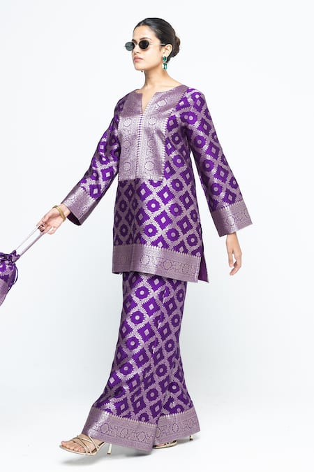 Buy_SOBARIKO_Purple Silk Zari V-neck Heera Brocade Jaal Kurta With Pant _Online_at_Aza_Fashions