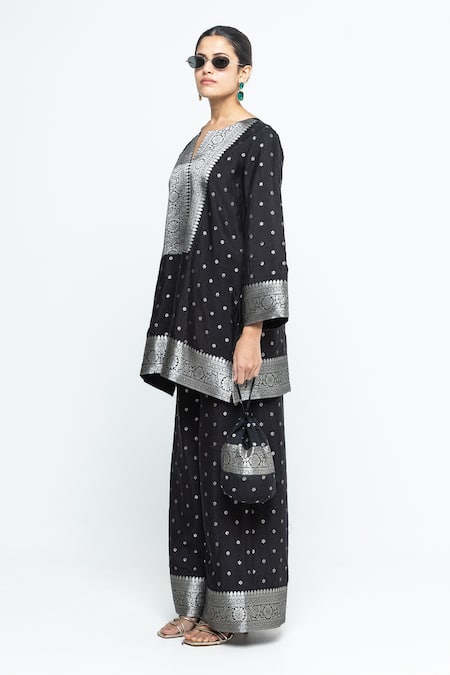 SOBARIKO Black Silk Embroidery, Zari Split V-neck Mehak Butti Brocade Kurta With Pant Online at Aza Fashions SOBARIKO_Black Silk Embroidery, Zari Split V-neck Mehak Butti Brocade Kurta With Pant _Online_at_Aza_Fashions