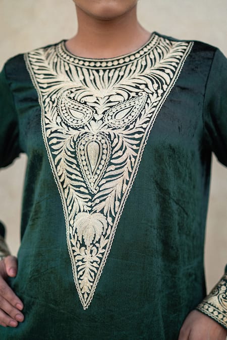 Shop_Wazir C_Green Velvet, Organza Embroidery, Metallic Thread Kashmiri Tilla Kurta Set 