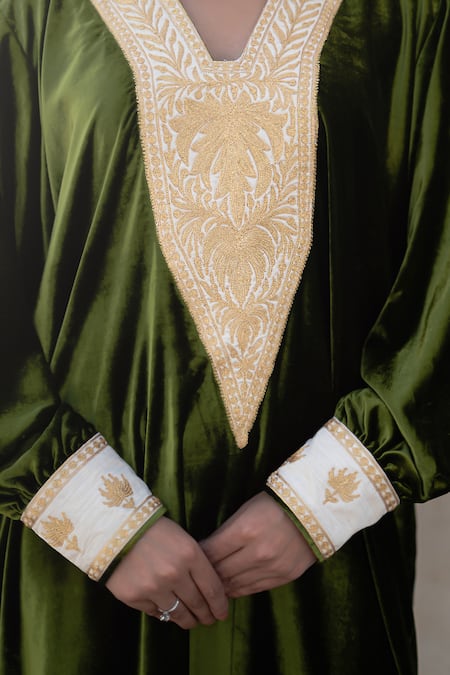 Shop Wazir C Green Velvet Embroidery V-neck Kashmiri Tilla Kaftan Shop_Wazir C_Green Velvet Embroidery V-neck Kashmiri Tilla Kaftan