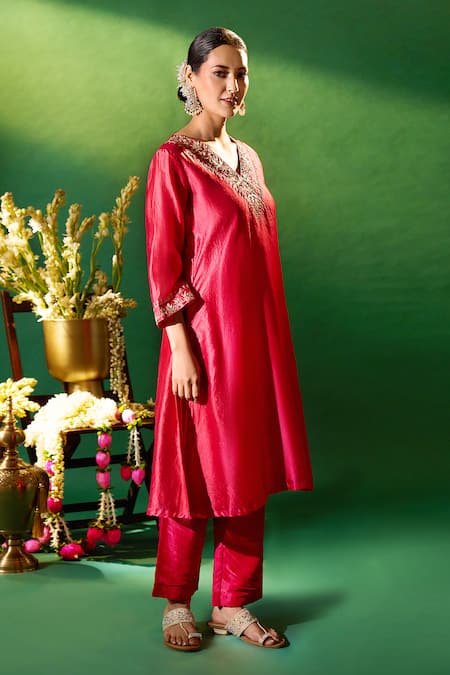 Samyukta Singhania Magenta Silk Embroidery, Zari V-neck Kora Hand Kurta Set at Aza Fashions Samyukta Singhania_Magenta Silk Embroidery, Zari V-neck Kora Hand Kurta Set _at_Aza_Fashions