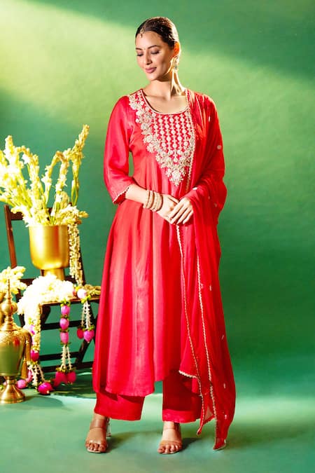 Buy Samyukta Singhania Red Silk, Shantoon, Chiffon Embroidery, Sequins Round Neck Kurta Set Buy_Samyukta Singhania_Red Silk, Shantoon, Chiffon Embroidery, Sequins Round Neck Kurta Set