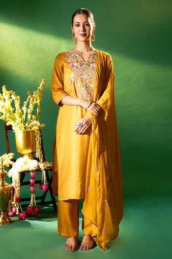 Samyukta Singhania Embroidered Kurta Set 