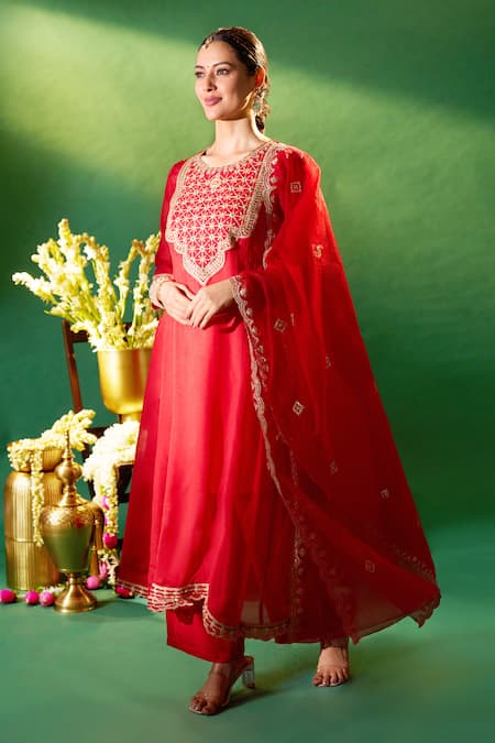 Shop Samyukta Singhania Red Organza, Silk, Shantoon Embroidery, Zari Round Neck Kurta Set Shop_Samyukta Singhania_Red Organza, Silk, Shantoon Embroidery, Zari Round Neck Kurta Set