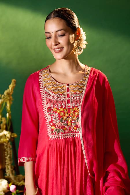 Shop Samyukta Singhania Red Chanderi, Shantoon Embroidery Round Neck, Split Yoke Anarkali Kurta Set Shop_Samyukta Singhania_Red Chanderi, Shantoon Embroidery Round Neck, Split Yoke Anarkali Kurta Set