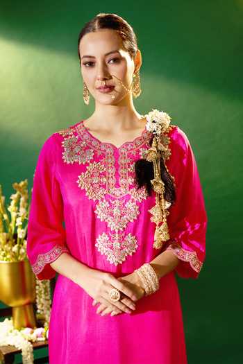 Samyukta Singhania Fuchsia Silk, Shantoon, Chiffon Embroidery, Zari V-neck Kurta Set at Aza Fashions Samyukta Singhania_Fuchsia Silk, Shantoon, Chiffon Embroidery, Zari V-neck Kurta Set _at_Aza_Fashions