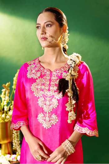 Shop Samyukta Singhania Fuchsia Silk, Shantoon, Chiffon Embroidery, Zari V-neck Kurta Set Shop_Samyukta Singhania_Fuchsia Silk, Shantoon, Chiffon Embroidery, Zari V-neck Kurta Set