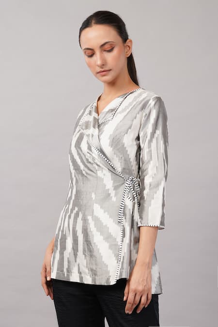 Buy Abraham And Thakore Ivory Silk V-neck Zebra Ikat Top Online at Aza Fashions Buy_Abraham And Thakore_Ivory Silk V-neck Zebra Ikat Top _Online_at_Aza_Fashions