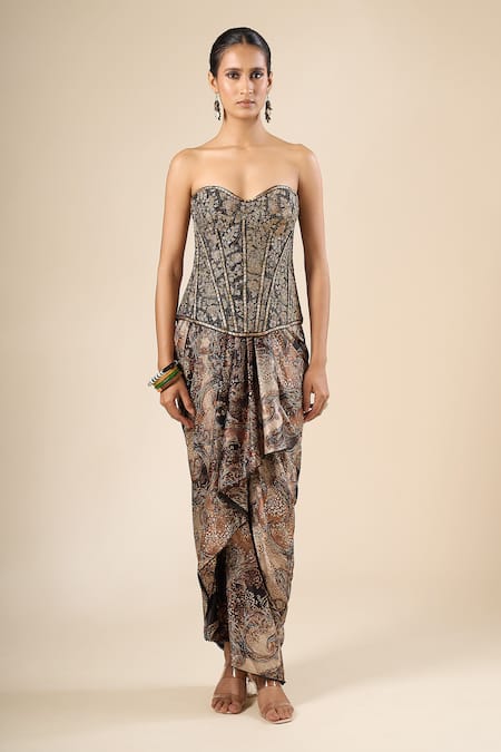 Shop_Tarun Tahiliani_Black Embroidery, Metallic Thread Sweetheart Neck Floral Corset _Online_at_Aza_Fashions