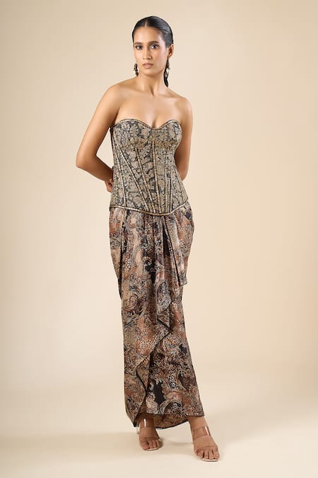 Tarun Tahiliani_Black Embroidery, Metallic Thread Sweetheart Neck Floral Corset _at_Aza_Fashions