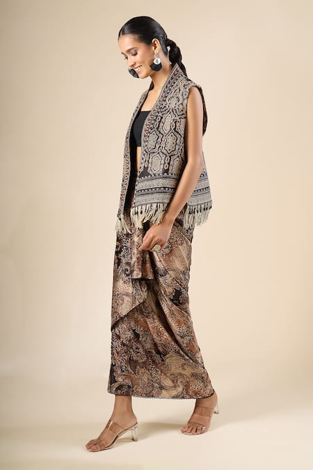 Buy_Tarun Tahiliani_Black Beads, Metallic Thread V-neck Geometric Embroidered Gilet _Online_at_Aza_Fashions