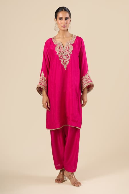 Sheetal Batra_Fuchsia Embroidery, Zari V-neck Yoke Kurta And Pant Set _Online_at_Aza_Fashions