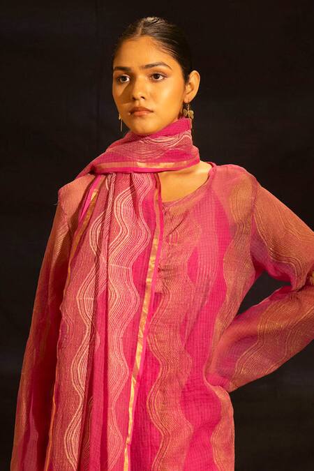 Banana Labs_Pink Kota Doria, Cotton Zari V-neck Woven Wave Pattern Kurta Palazzo Set _at_Aza_Fashions