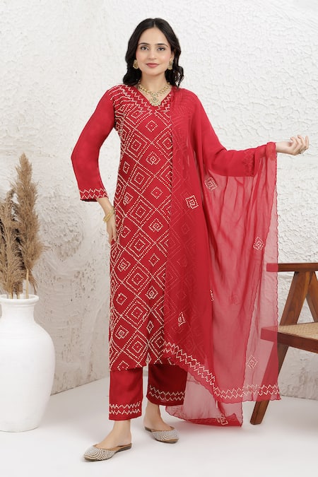 Buy_BAIDEHI_Red Silk, Organza Embroidery V-neck French Knot Kurta Set 