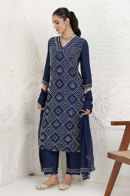 Buy_BAIDEHI_Blue Silk, Organza Embroidery V-neck French Knot Kurta Set 