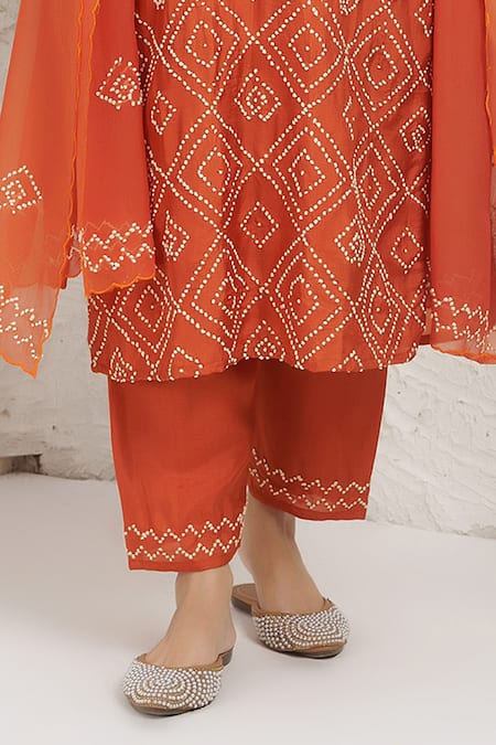 Buy_BAIDEHI_Orange Silk, Organza Embroidery V-neck French Knot Kurta Set _Online_at_Aza_Fashions