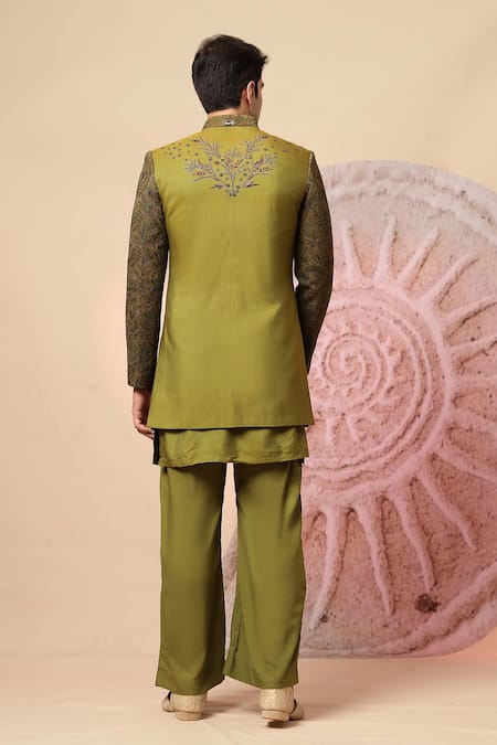 Soniya G Kashmiri Work Bandhgala & Kurta Set 