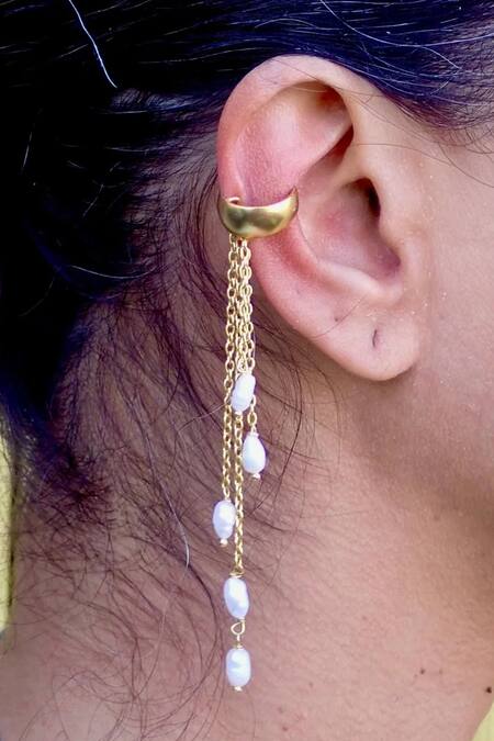 MAALICIOUS JEWELRY Gold Plated Chains, Pearls Dewdrop Detachable Ear Cuff- Single Pc Online at Aza Fashions MAALICIOUS JEWELRY_Gold Plated Chains, Pearls Dewdrop Detachable Ear Cuff- Single Pc _Online_at_Aza_Fashions