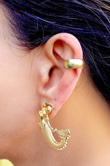 Buy MAALICIOUS JEWELRY Gold Plated Chains, Pearls Dewdrop Detachable Ear Cuff- Single Pc Online at Aza Fashions Buy_MAALICIOUS JEWELRY_Gold Plated Chains, Pearls Dewdrop Detachable Ear Cuff- Single Pc _Online_at_Aza_Fashions