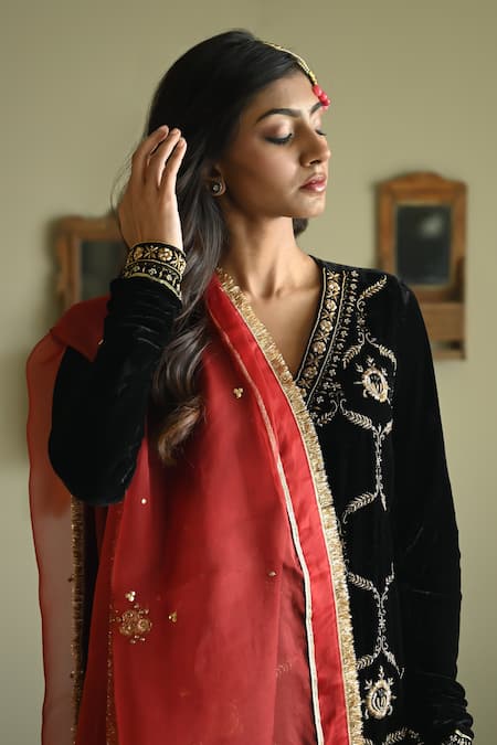 Buy_Shorshe Clothing_Black Velvet, Crepe Embroidery, Lace V-neck Rumi Zardozi Kurta With Churidar _Online_at_Aza_Fashions