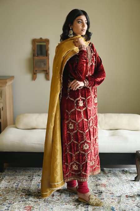 Buy_Shorshe Clothing_Red Velvet, Crepe Embroidery, Lace V-neck Rumi Zardozi Kurta And Churidar Set 