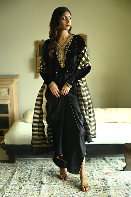 Shorshe Clothing Churi Shabana Velvet Embroidered Top 