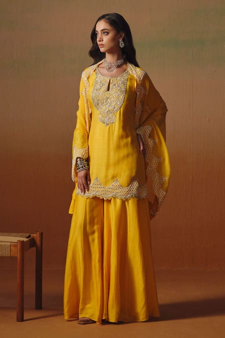Saniya Sharma Kashish Embroidered Cape & Kurta Set 