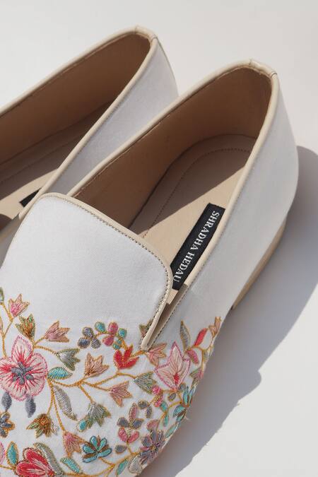 Buy_Shradha Hedau Footwear Couture_White Kiaan Floral Embroidered Moccasins 