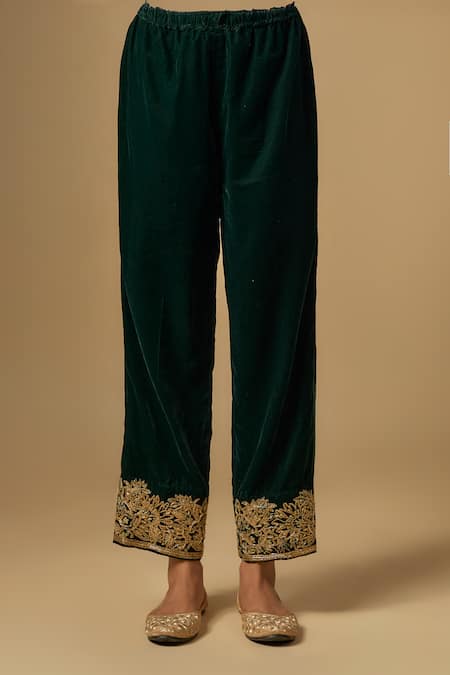 Neha Khullar_Green Velvet Embroidery, Zari V-neck Zardozi Kurta Set _Online_at_Aza_Fashions