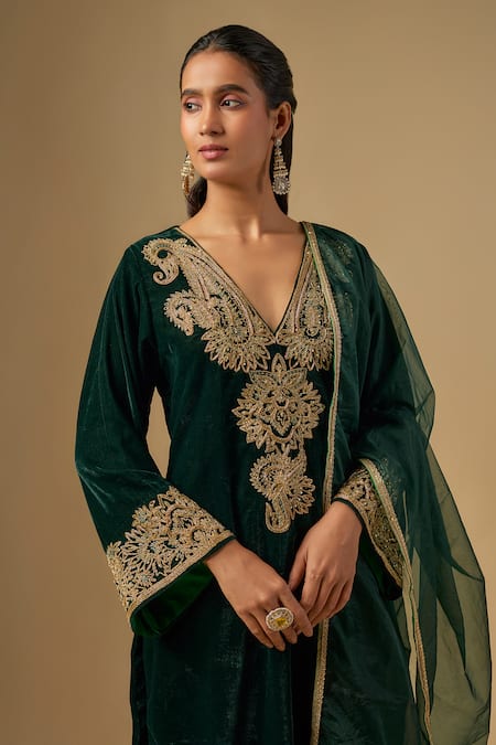 Buy_Neha Khullar_Green Velvet Embroidery, Zari V-neck Zardozi Kurta Set _Online_at_Aza_Fashions