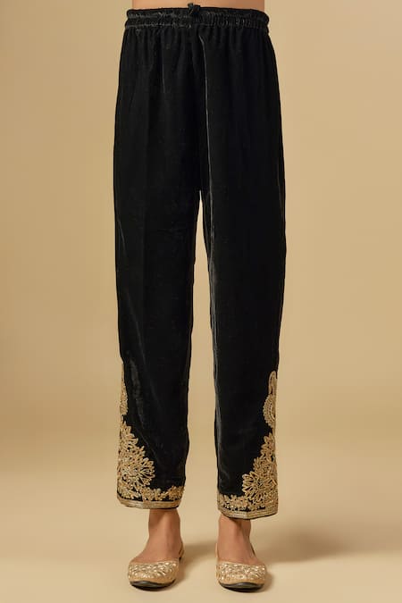 Neha Khullar_Black Velvet Embroidery, Zari V-neck Zardozi Kurta Set _Online_at_Aza_Fashions