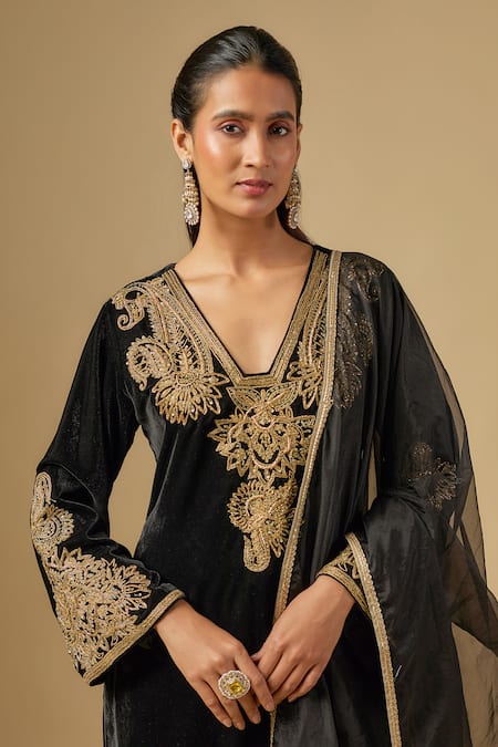 Buy_Neha Khullar_Black Velvet Embroidery, Zari V-neck Zardozi Kurta Set _Online_at_Aza_Fashions