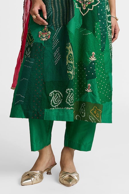 Buy_Naina Jain_Green Silk Embroidery, Zari, Patchwork, Gota Patti V-neck Zardozi Kurta Set _Online_at_Aza_Fashions